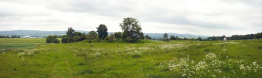 panorama Dobrošova, v pozadí vodní nádrž Skalka, vpravo jediný zachovalý dům