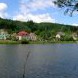 výhled na prvorepublikovou vilovou zástavbu na břehu rybníka Kladivo
