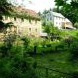 dva původní domy v hlubokém údolí nad rybníkem Kladivo